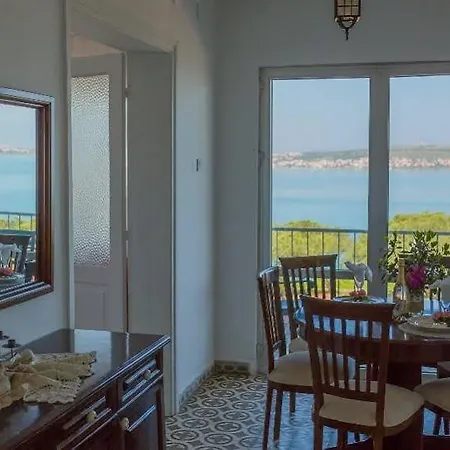 Lacivert Ayvalı
